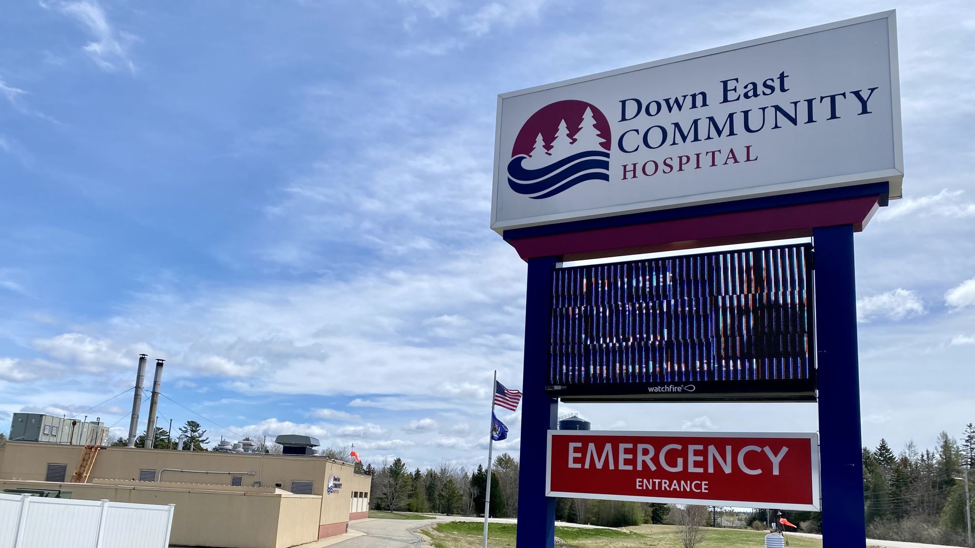A sign at the hospital's entrance denotes the name of the hospital and that you are driving towards the emergency room entrance. 