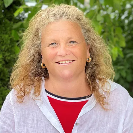 headshot of Barbara Bagshaw.