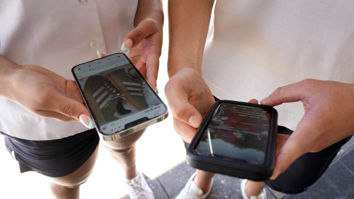 students holding their cellphones.