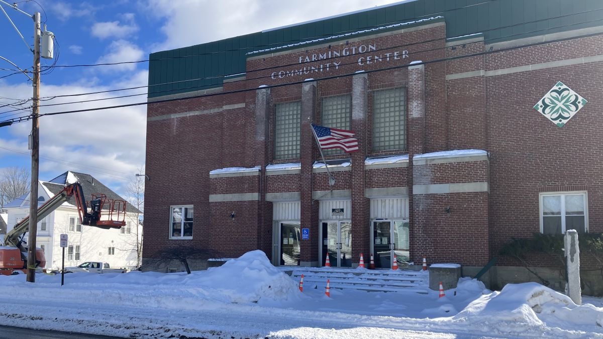 As Community Center project nears three‑year mark, members of Farmington Select Board ‘pray’ for it to be over