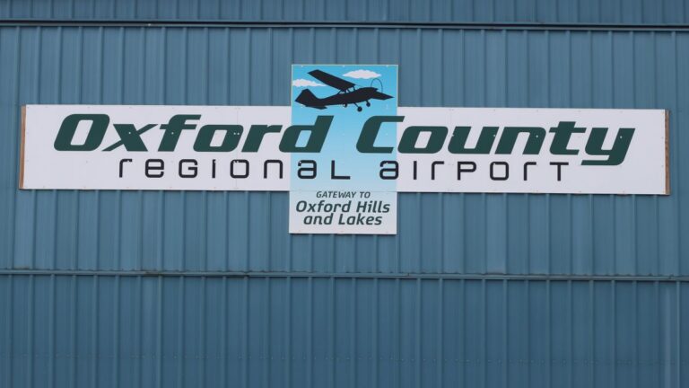 a sign for the oxford county regional airport