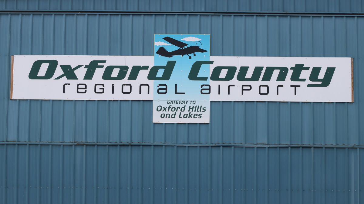 a sign for the oxford county regional airport