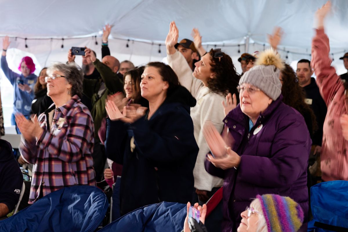 event attendees raise their hands or clap during the event