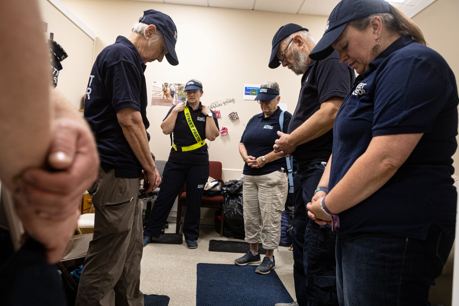 volunteers praying.
