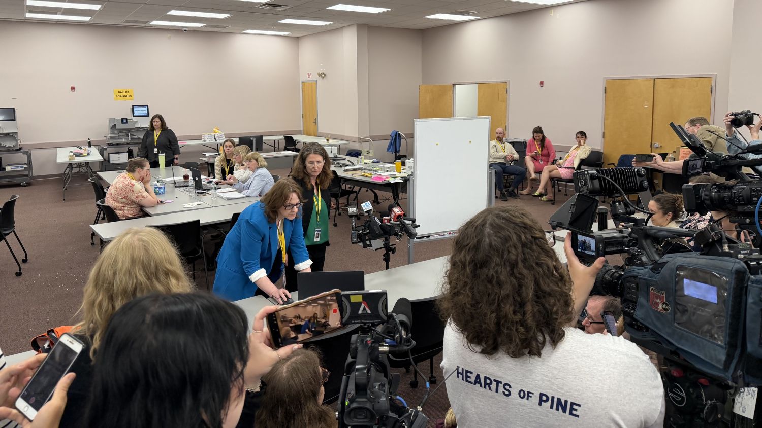 journalists gather around for a tabulation update.