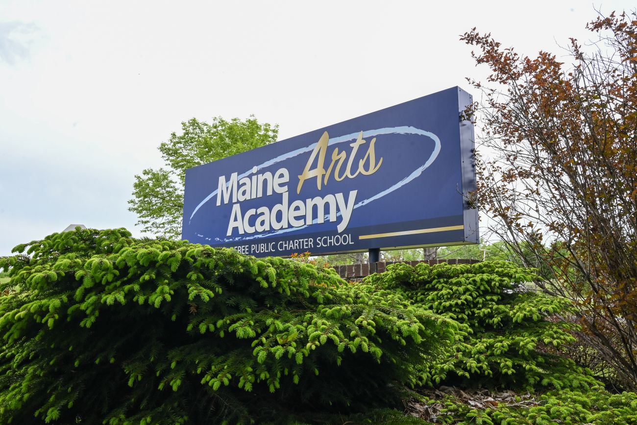 a large sign for the maine arts academy