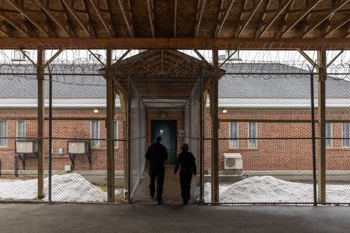 two corrections officers walking to the entrance of the jail