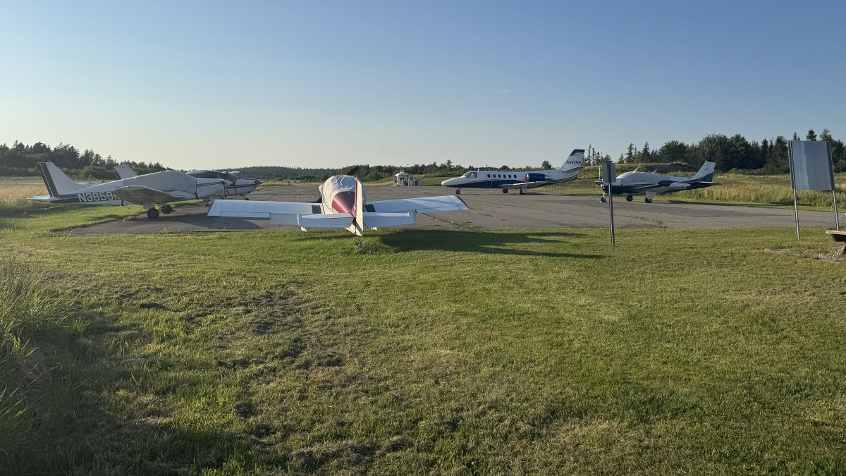 airplanes at the machias airport