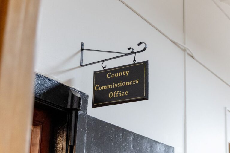 a sign for the washington county commissioner's office.